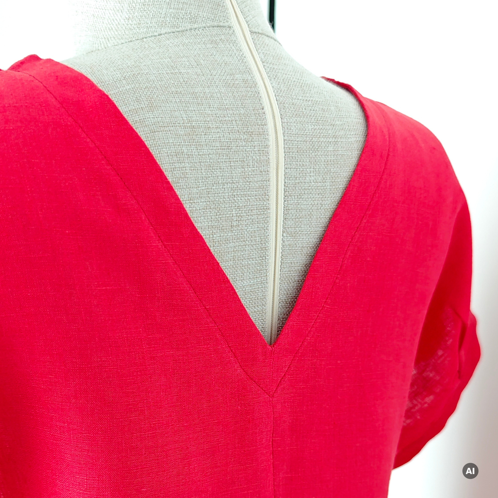Detail_des_Wendekleids_Sahra_aus_Leinen_in_Rot_mit_V-Ausschnitt_vorne_Bild_mit_KI_erstellt