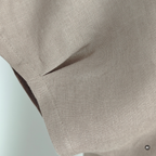 Detail_des_Wendekleids_Sahra_aus_Leinen_in_Schlamm_mit_Kellerfalte_am_Aermel_Bild_mit_KI_erstellt