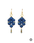 Ohrringe_Ginkolove_aus_Glasperlen_in_Dunkelblau_metallic_mit_goldfarbenen_Ohrhaken_Bild_mit_KI_erstellt