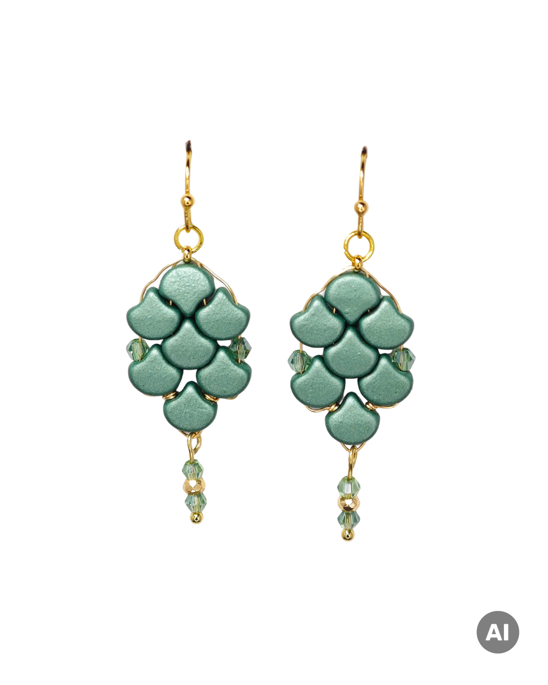 Ohrringe_Ginkolove_aus_Glasperlen_in_Gruen_metallic_mit_goldfarbenen_Ohrhaken_Bild_mit_KI_erstellt