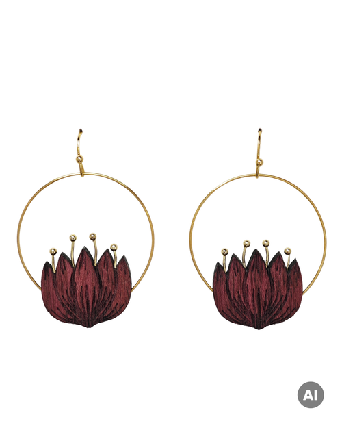 Ohrringe_Lotus_aus_Amaranth_mit_lotusfoermigen_Anhaengern_und_goldfarbenen_Creolen_Bild_mit_KI_erstellt