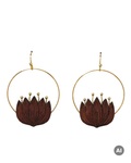 Ohrringe_Lotus_aus_Eiche_in_Dunkelbraun_mit_lotusfoermigen_Anhaengern_und_goldfarbenen_Creolen_Bild_mit_KI_erstellt
