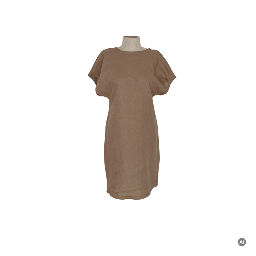 Wendekleid_Sahra_aus_Leinen_in_Schlamm_mit_Rundhalsausschnitt_vorne_Bild_mit_KI_erstellt